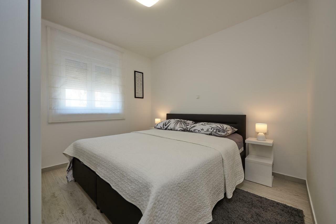 Apartman Jakov Apartment Трогир Екстериор снимка